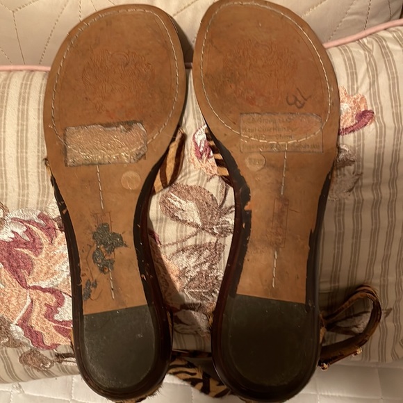 VINCE CAMUTO brown and tan zebra print ankle sandals. - Picture 8 of 9